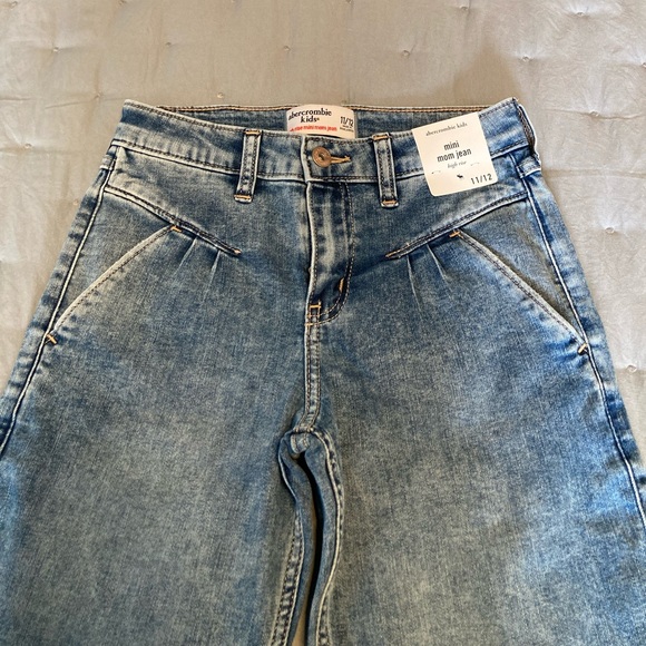 Girl’s Abercrombie Mini Mom jeans - Picture 3 of 9
